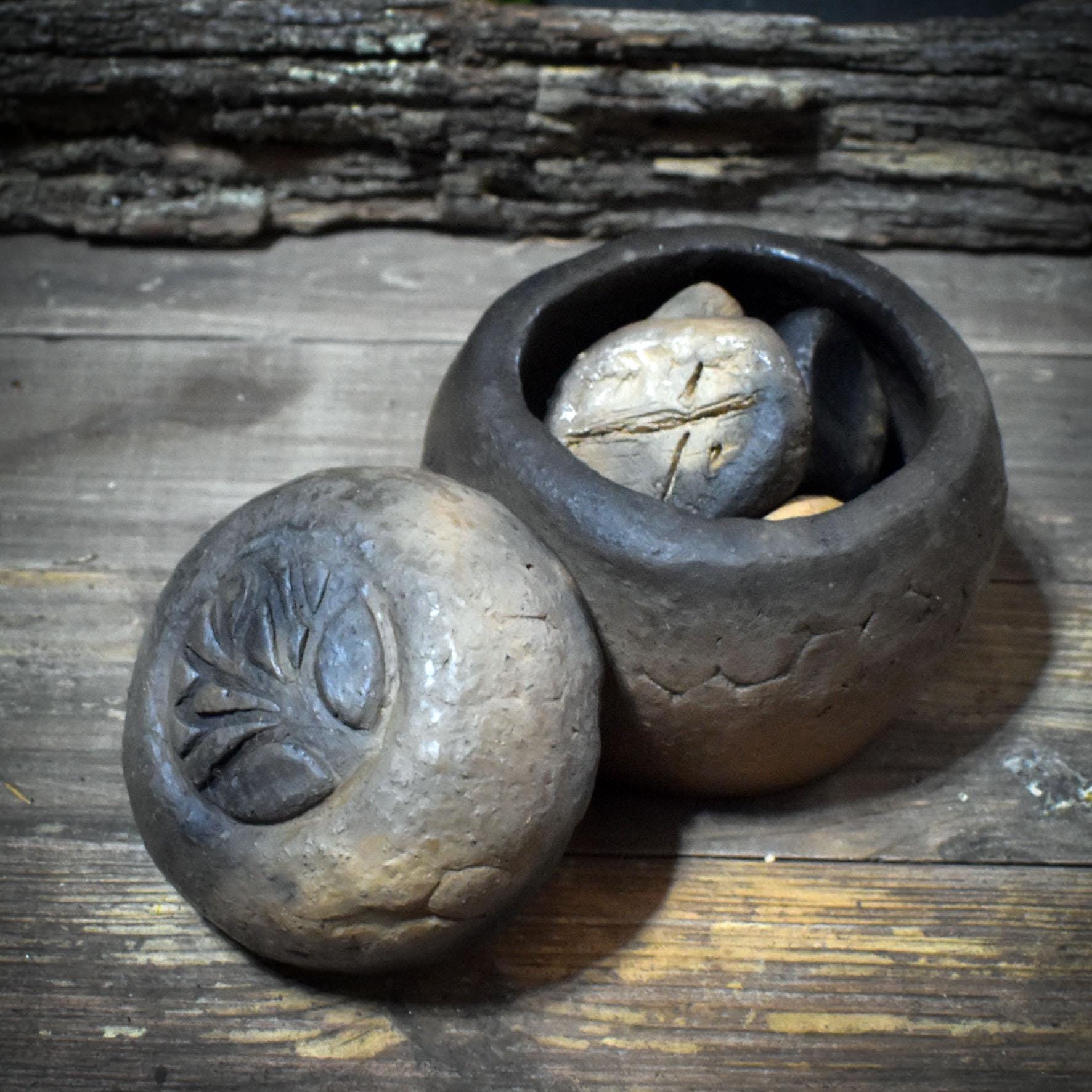 Ahnenraum Ritual Set: 7 Ahnensteine im Gefäß aus Rauchbrandton, Innere Kind Arbeit & Ahnenheilung, Spirituelles Geschenk Psychologie AHR001