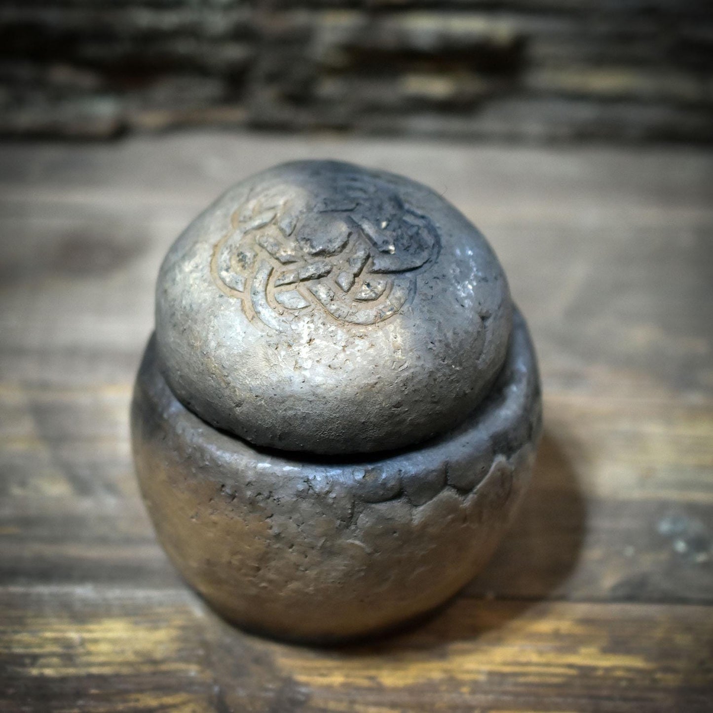Ahnenraum Ritual Set: 7 Ahnensteine im Gefäß aus Rauchbrandton, Innere Kind Arbeit & Ahnenheilung, Spirituelles Geschenk Psychologie AHR001