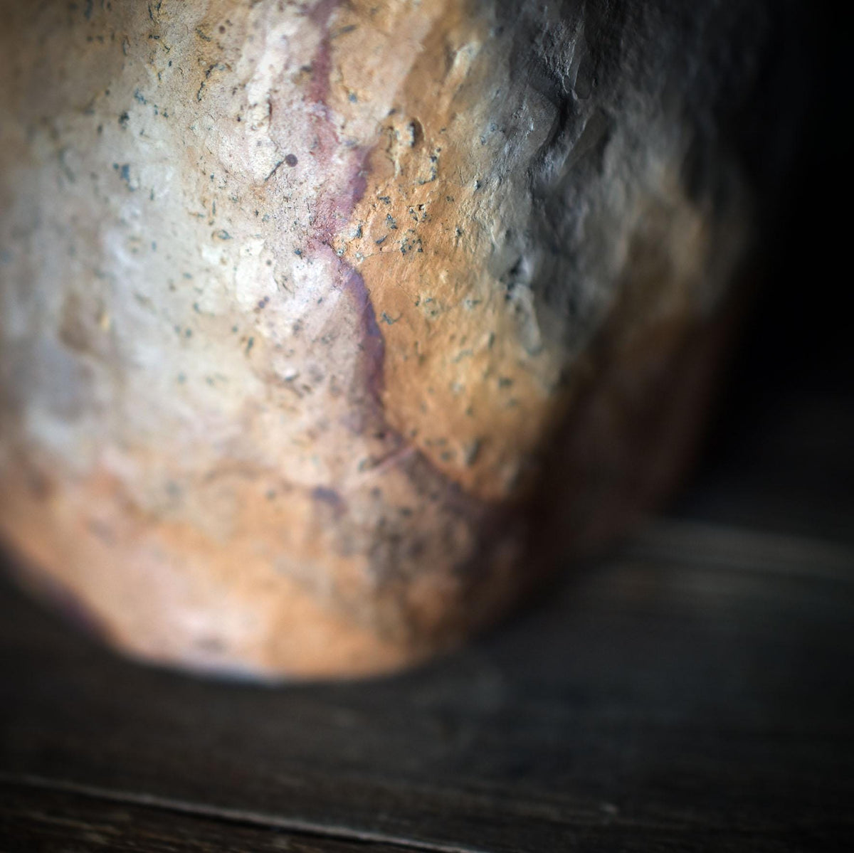 Mondgöttin Skulptur aus Rauchbrandton – archaische Göttinnenfigur für Zyklen & Intuition