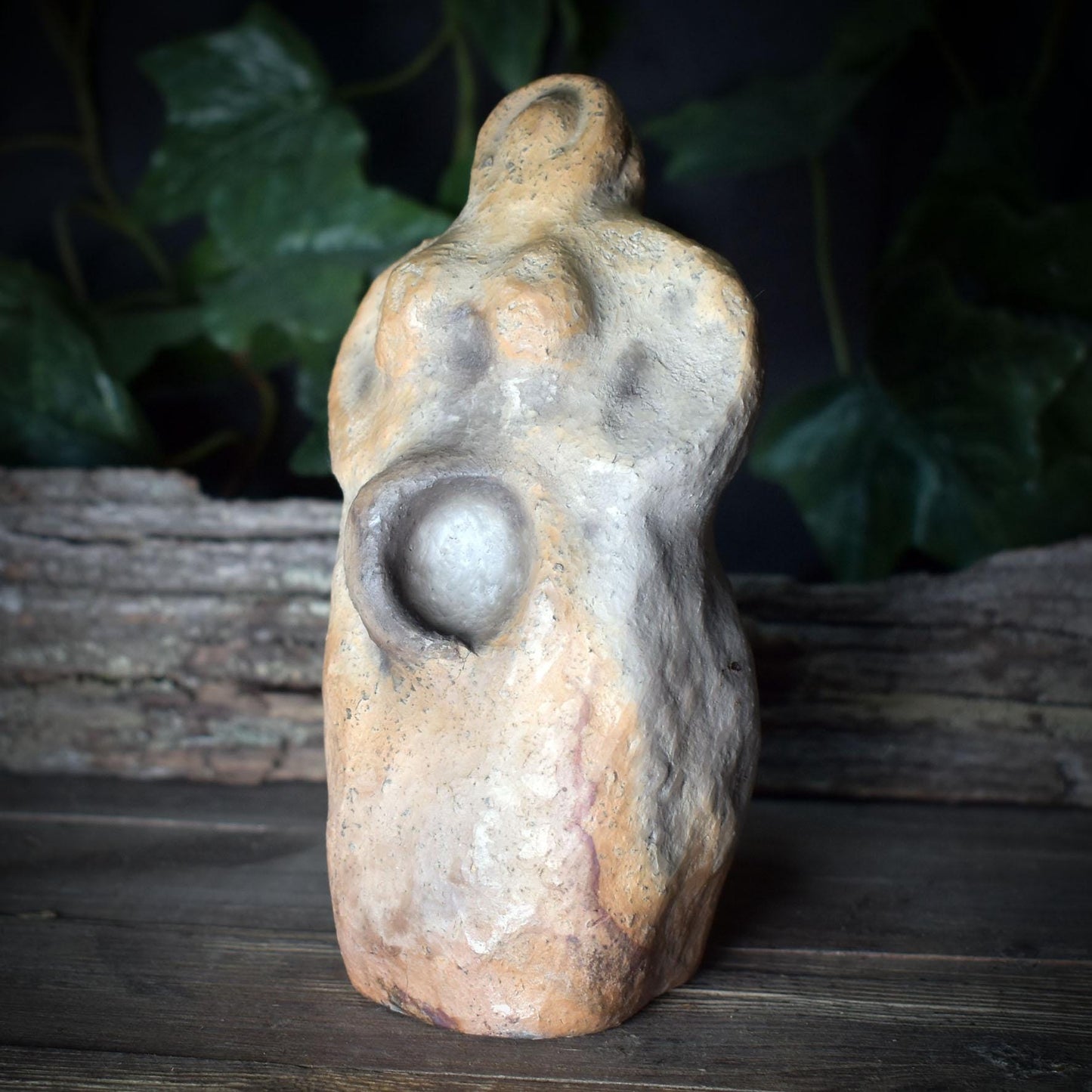 Mondgöttin Skulptur aus Rauchbrandton – archaische Göttinnenfigur für Zyklen & Intuition SKU246