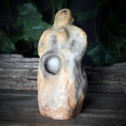 Mondgöttin Skulptur aus Rauchbrandton – archaische Göttinnenfigur für Zyklen & Intuition