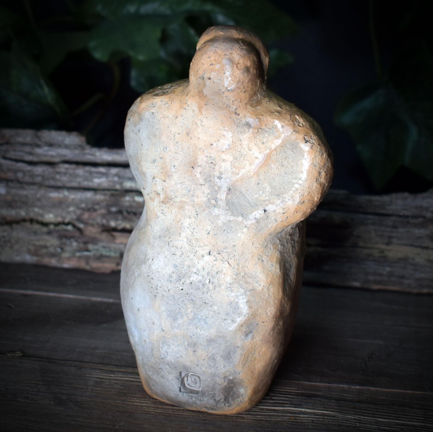 Mondgöttin Skulptur aus Rauchbrandton – archaische Göttinnenfigur für Zyklen & Intuition SKU246