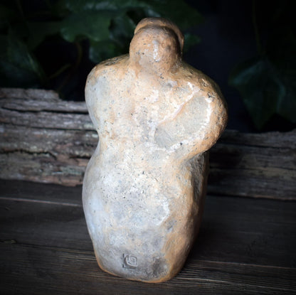 Mondgöttin Skulptur aus Rauchbrandton – archaische Göttinnenfigur für Zyklen & Intuition