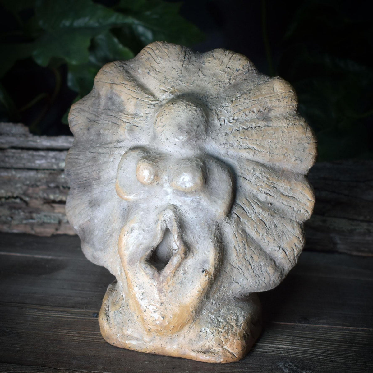 Yoni Göttin Skulptur in Muschelform – archaische Tonfigur aus Rauchbrand