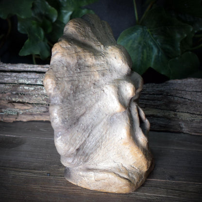 Yoni Göttin Skulptur in Muschelform – archaische Tonfigur aus Rauchbrand