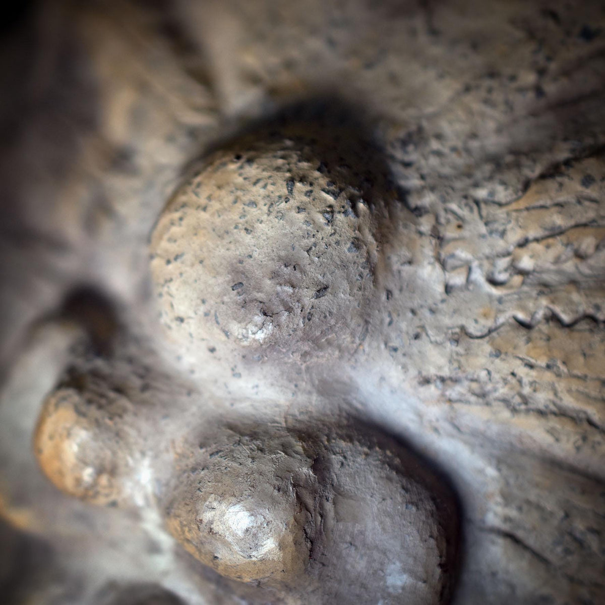 Yoni Göttin Skulptur in Muschelform – archaische Tonfigur aus Rauchbrand