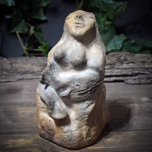 Hüterin der Meerestiere mit Wal-Relief – archaische Skulptur aus Rauchbrandton SKU248