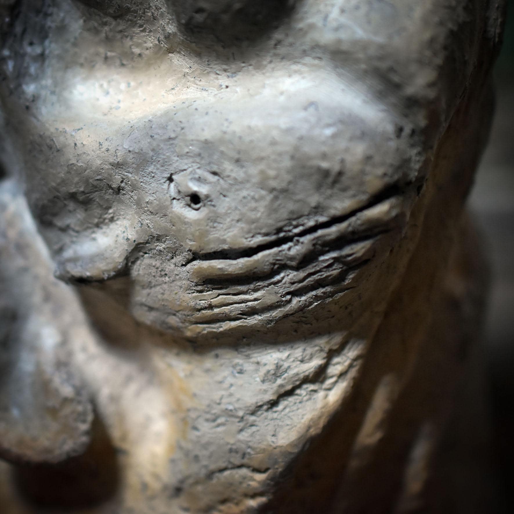 Hüterin der Meerestiere mit Wal-Relief – archaische Skulptur aus Rauchbrandton SKU248