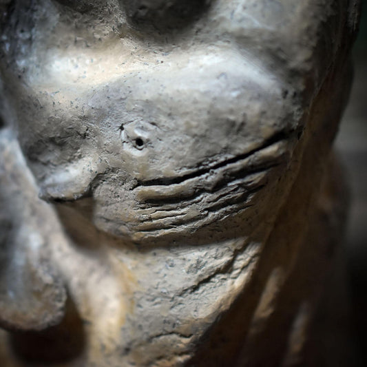 Hüterin der Meerestiere mit Wal-Relief – archaische Skulptur aus Rauchbrandton SKU248