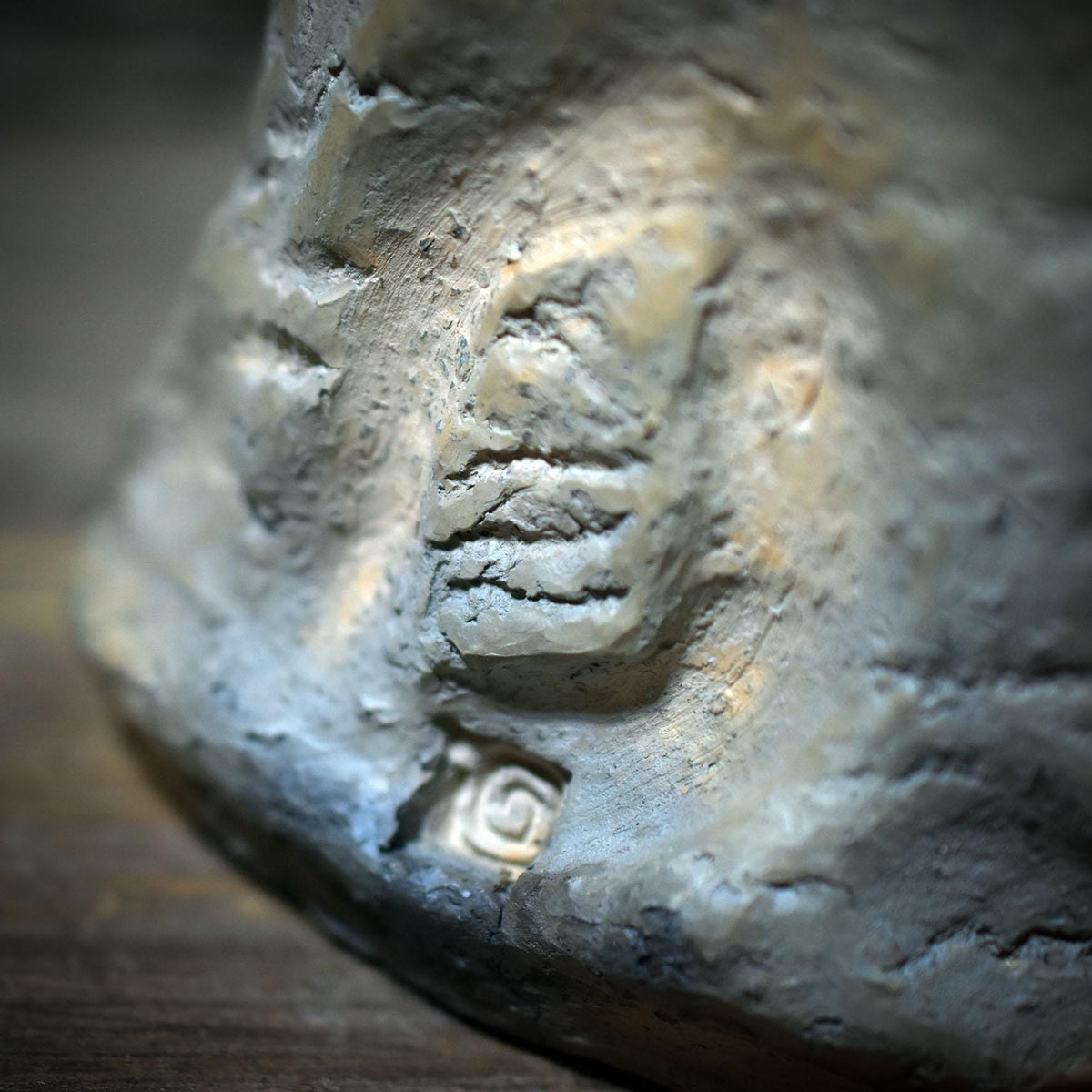 Hüterin der Meerestiere mit Wal-Relief – archaische Skulptur aus Rauchbrandton