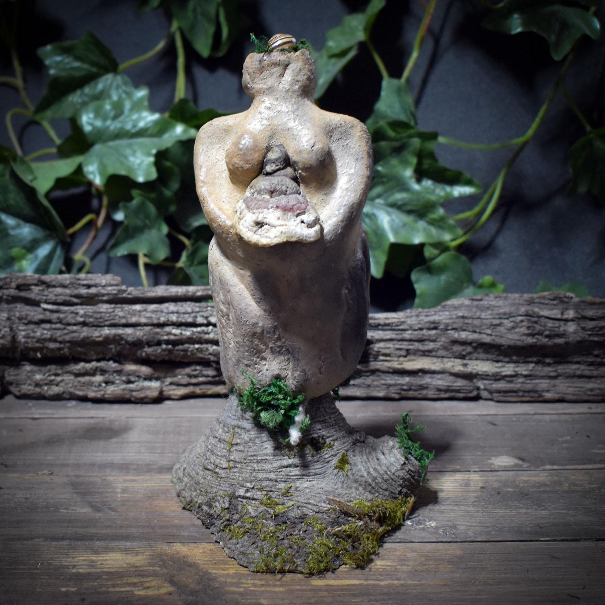 Hüterin des Waldes Skulptur aus Ton – Archaische Waldgeist Figur mit Baumpilz & Moos – Spirituelle Erdkunst, Natur-Altar Dekoration
