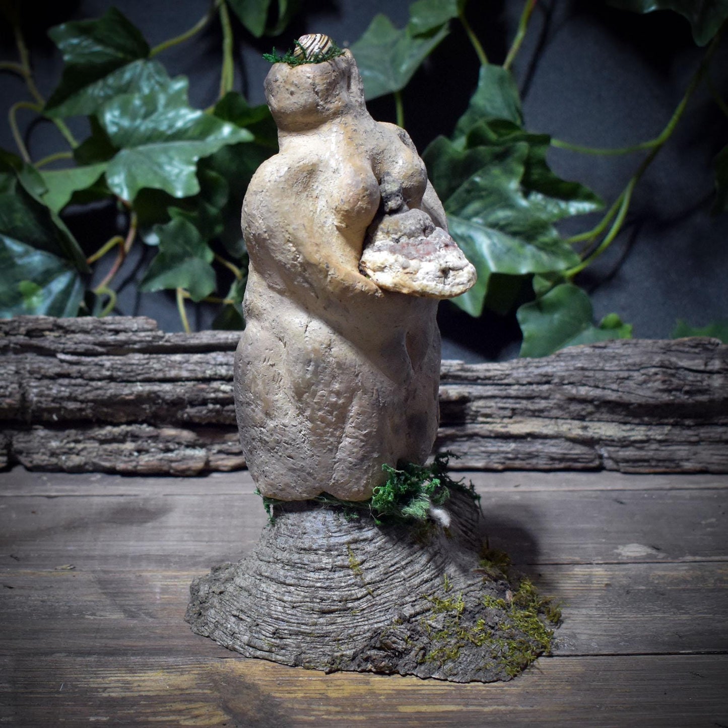 Hüterin des Waldes Skulptur aus Ton – Archaische Waldgeist Figur mit Baumpilz & Moos – Spirituelle Erdkunst, Natur-Altar Dekoration SKU250