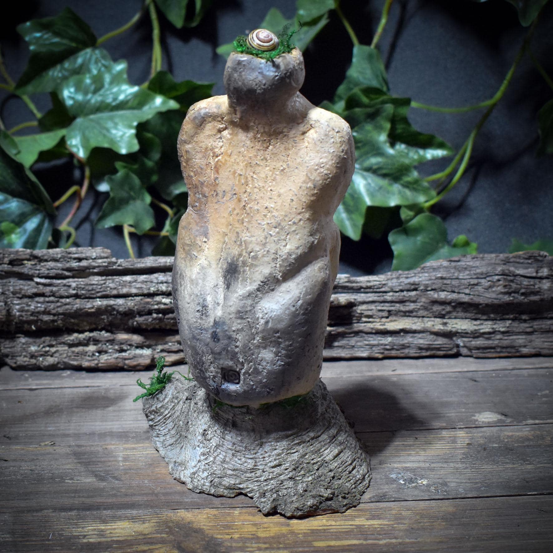 Hüterin des Waldes Skulptur aus Ton – Archaische Waldgeist Figur mit Baumpilz & Moos – Spirituelle Erdkunst, Natur-Altar Dekoration SKU250