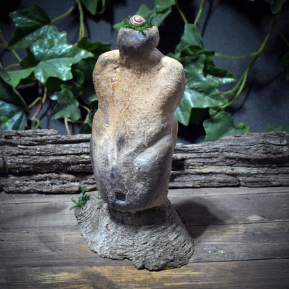 Hüterin des Waldes Skulptur aus Ton – Archaische Waldgeist Figur mit Baumpilz & Moos – Spirituelle Erdkunst, Natur-Altar Dekoration SKU250