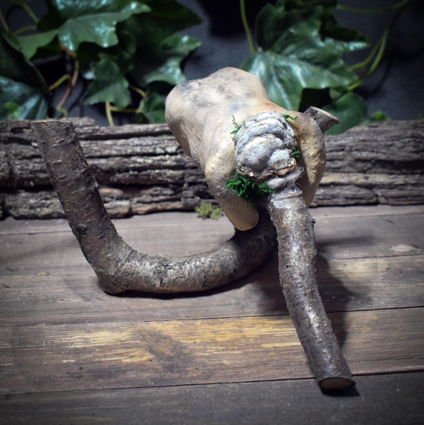 Ruhende Waldgöttin Skulptur aus Ton – Archaische Frauenfigur auf Ast – Spirituelle Erdkunst & Altarfigur, handgefertigte Göttin SKU251