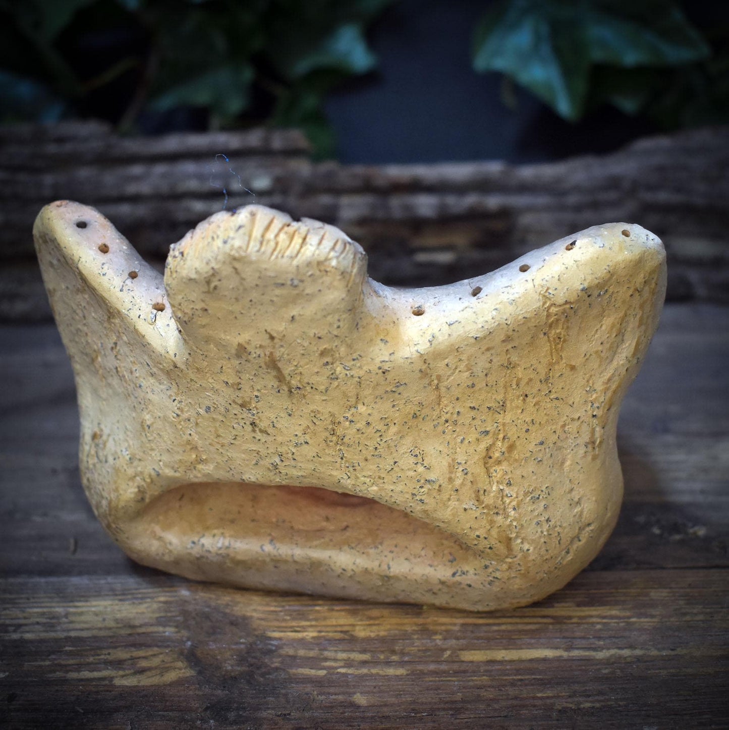 Archaische Gottheit aus Rauchbrandton, Spiritueller Teelichthalter & Räucherschale, Handgefertigte Tonkunst für Altar und Ritual TKH028