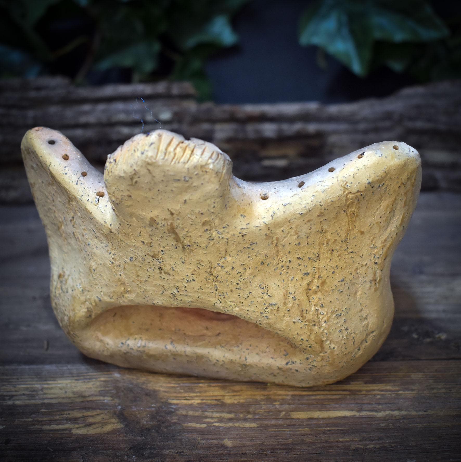 Archaische Gottheit aus Rauchbrandton, Spiritueller Teelichthalter & Räucherschale, Handgefertigte Tonkunst für Altar und Ritual TKH028