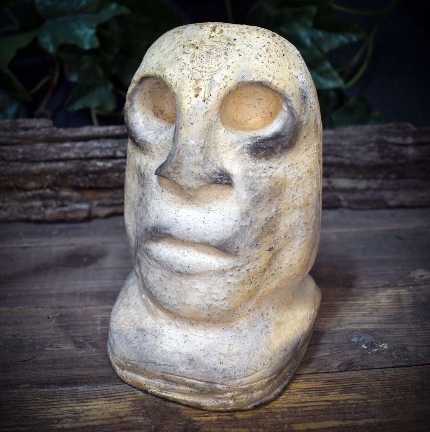 Archaische Büste aus Ton handgefertigt, Spirituelle Gottheit Skulptur, Ahnenfigur für Altar & Meditation, Rauchbrandton Kunst 16cm SKU265