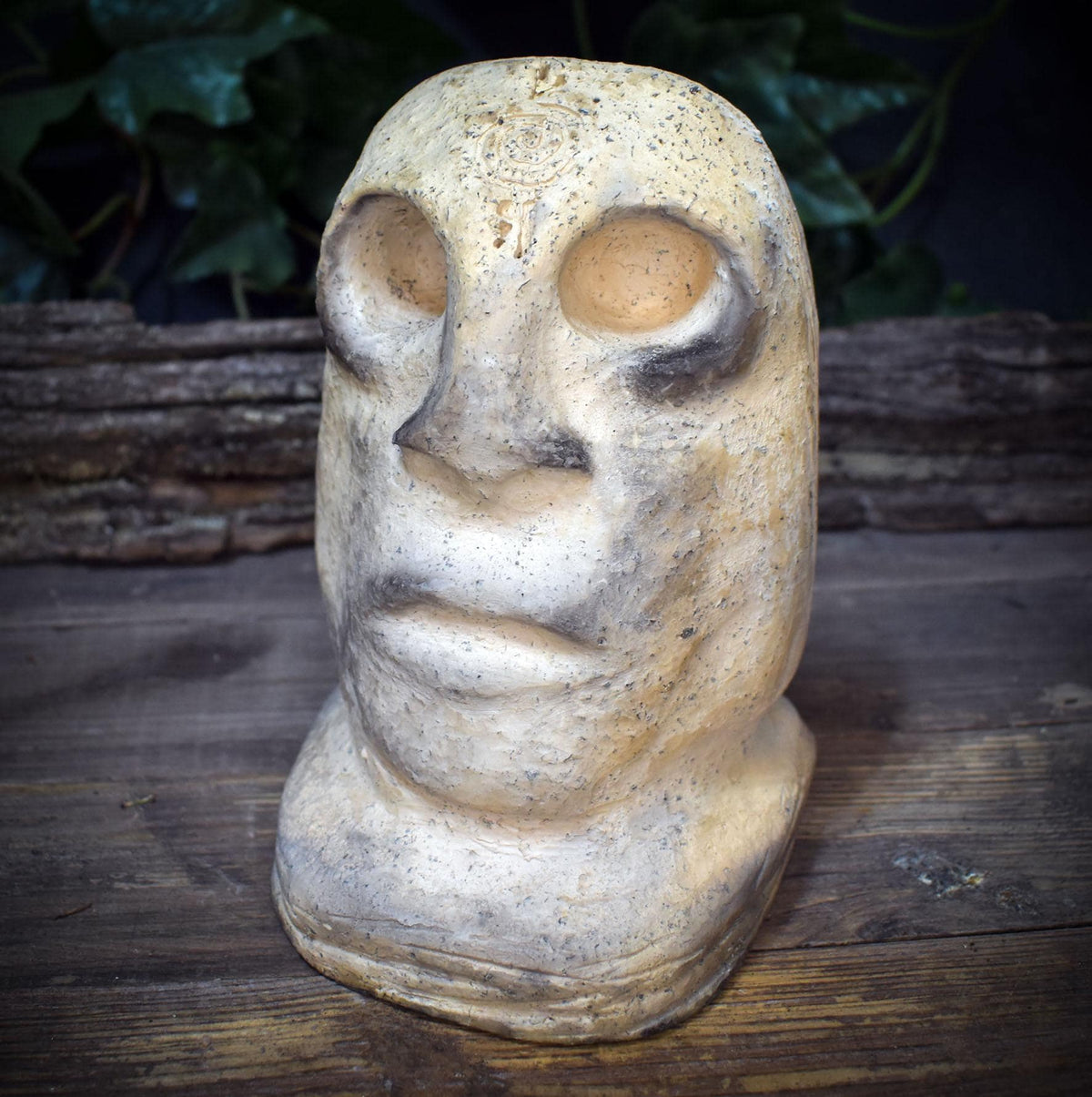 Archaische Büste aus Ton handgefertigt, Spirituelle Gottheit Skulptur, Ahnenfigur für Altar & Meditation, Rauchbrandton Kunst 16cm