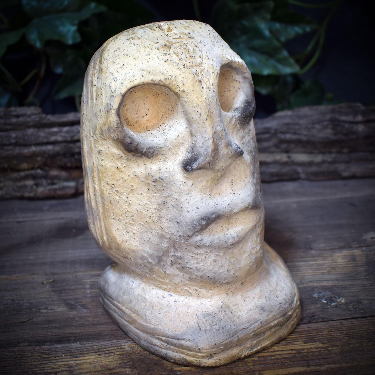 Archaische Büste aus Ton handgefertigt, Spirituelle Gottheit Skulptur, Ahnenfigur für Altar & Meditation, Rauchbrandton Kunst 16cm SKU265