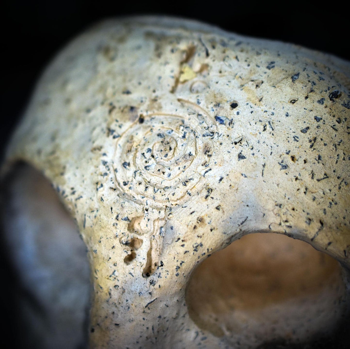 Archaische Büste aus Ton handgefertigt, Spirituelle Gottheit Skulptur, Ahnenfigur für Altar & Meditation, Rauchbrandton Kunst 16cm SKU265
