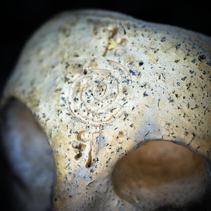Archaische Büste aus Ton handgefertigt, Spirituelle Gottheit Skulptur, Ahnenfigur für Altar & Meditation, Rauchbrandton Kunst 16cm SKU265