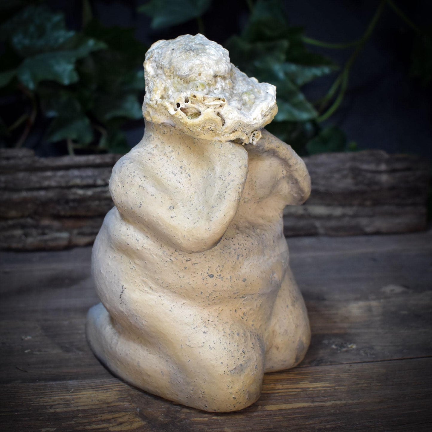 Weibliche Skulptur mit Baumpilz, Knieende Figur aus Ton & Naturfund, Archaische Frauenfigur, Spirituelle Kunst Unikat 18cm SKU267