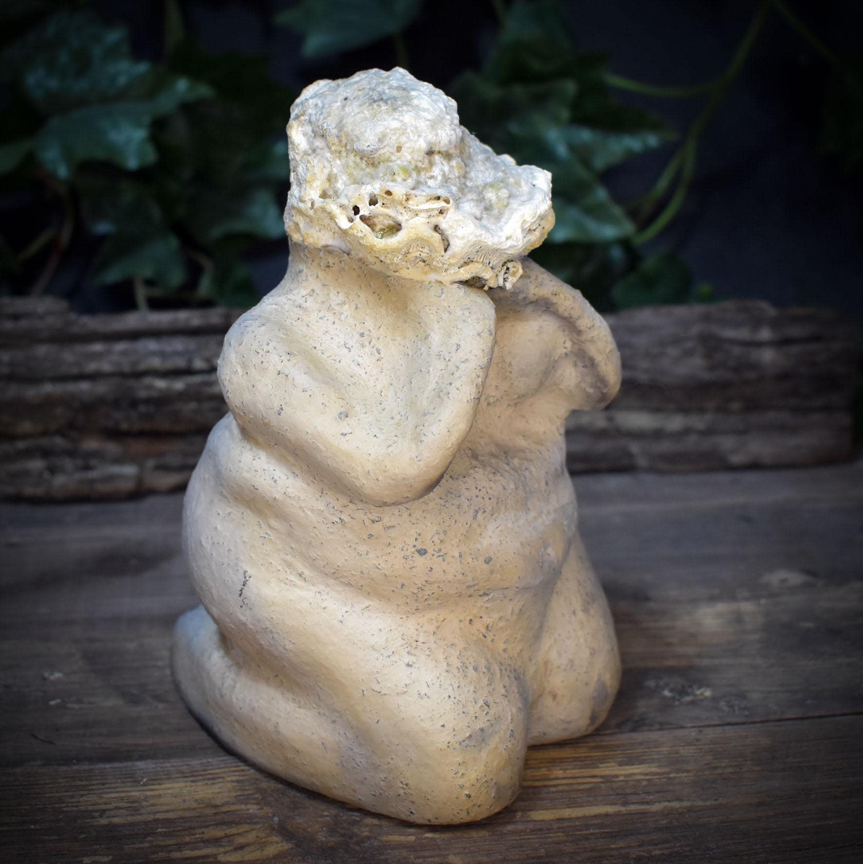 Weibliche Skulptur mit Baumpilz, Knieende Figur aus Ton & Naturfund, Archaische Frauenfigur, Spirituelle Kunst Unikat 18cm SKU267