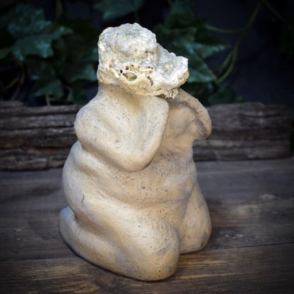 Weibliche Skulptur mit Baumpilz, Knieende Figur aus Ton & Naturfund, Archaische Frauenfigur, Spirituelle Kunst Unikat 18cm SKU267