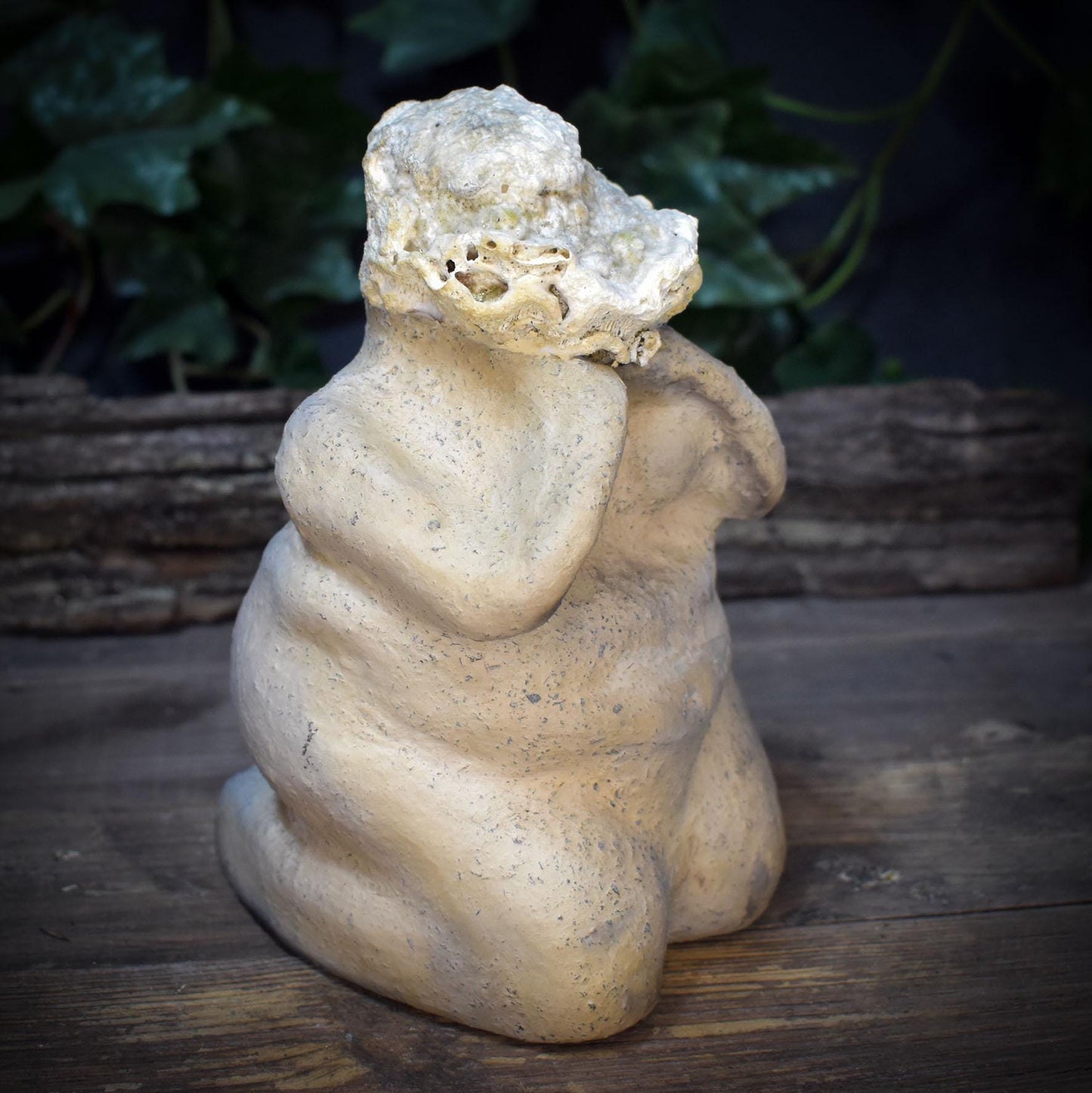Weibliche Skulptur mit Baumpilz, Knieende Figur aus Ton & Naturfund, Archaische Frauenfigur, Spirituelle Kunst Unikat 18cm