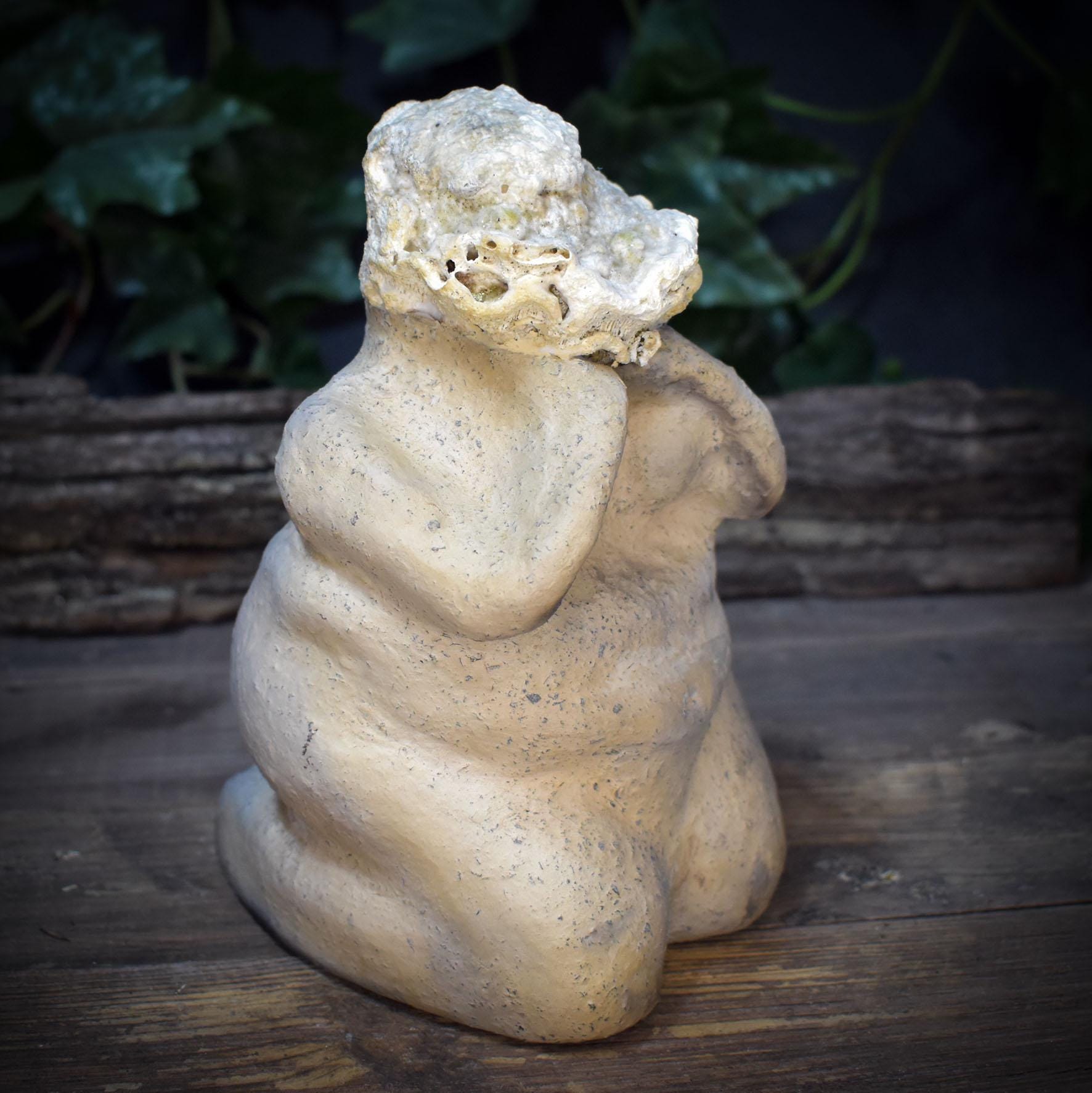 Weibliche Skulptur mit Baumpilz, Knieende Figur aus Ton & Naturfund, Archaische Frauenfigur, Spirituelle Kunst Unikat 18cm