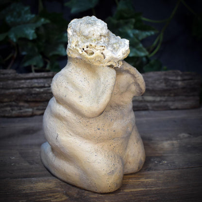 Weibliche Skulptur mit Baumpilz, Knieende Figur aus Ton & Naturfund, Archaische Frauenfigur, Spirituelle Kunst Unikat 18cm