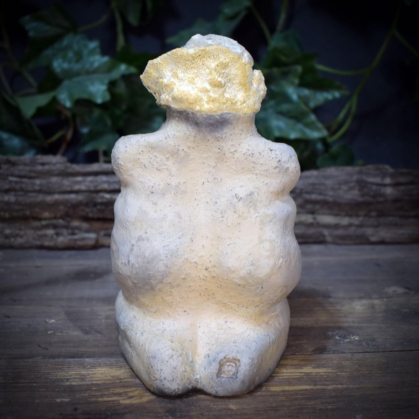 Weibliche Skulptur mit Baumpilz, Knieende Figur aus Ton & Naturfund, Archaische Frauenfigur, Spirituelle Kunst Unikat 18cm SKU267