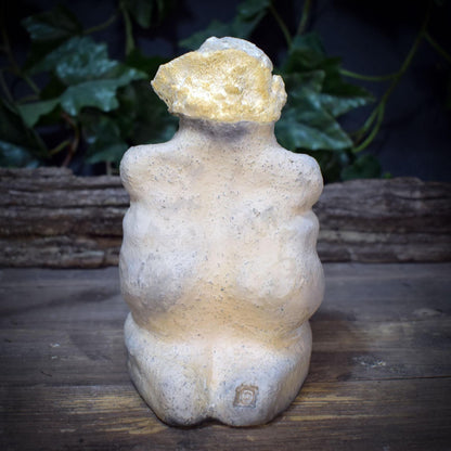 Weibliche Skulptur mit Baumpilz, Knieende Figur aus Ton & Naturfund, Archaische Frauenfigur, Spirituelle Kunst Unikat 18cm SKU267