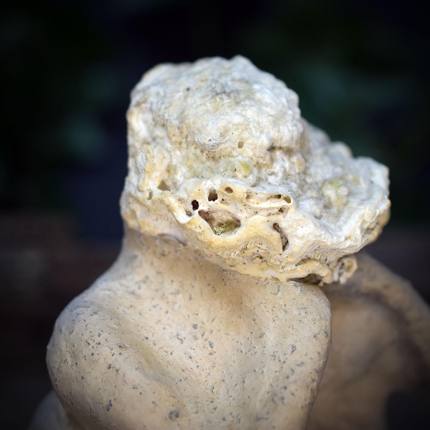 Weibliche Skulptur mit Baumpilz, Knieende Figur aus Ton & Naturfund, Archaische Frauenfigur, Spirituelle Kunst Unikat 18cm SKU267