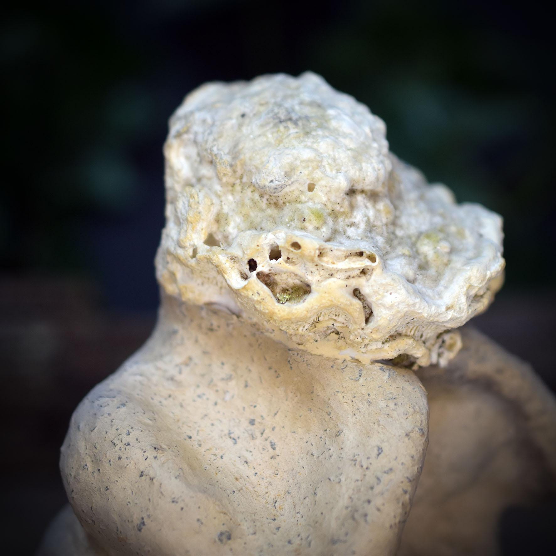 Weibliche Skulptur mit Baumpilz, Knieende Figur aus Ton & Naturfund, Archaische Frauenfigur, Spirituelle Kunst Unikat 18cm SKU267