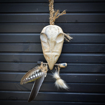 Vogelschädel Wandobjekt mit Adler-Relief, Schamanische Skulptur aus Ton, Wandschmuck mit echten Federn & Fell, Unikat 40cm HEX041