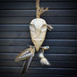 Vogelschädel Wandobjekt mit Adler-Relief, Schamanische Skulptur aus Ton, Wandschmuck mit echten Federn & Fell, Unikat 40cm HEX041