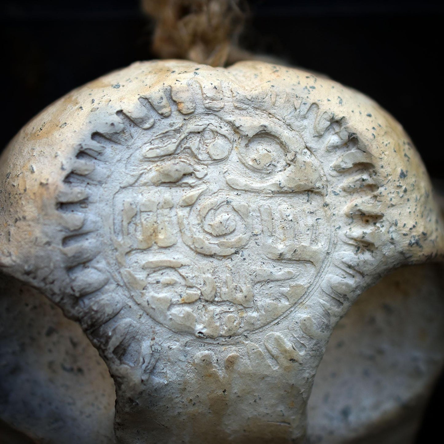 Vogelschädel Wandobjekt mit Adler-Relief, Schamanische Skulptur aus Ton, Wandschmuck mit echten Federn & Fell, Unikat 40cm HEX041
