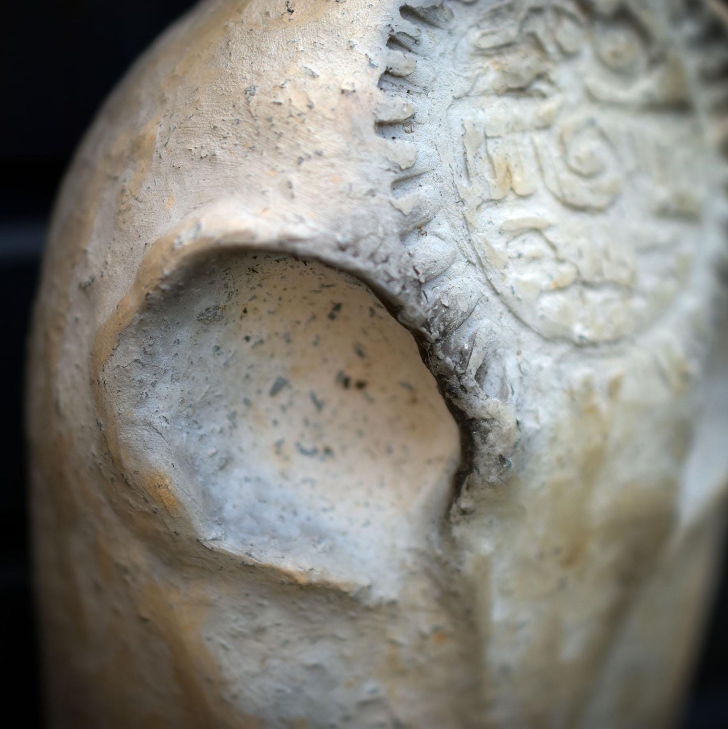 Vogelschädel Wandobjekt mit Adler-Relief, Schamanische Skulptur aus Ton, Wandschmuck mit echten Federn & Fell, Unikat 40cm HEX041