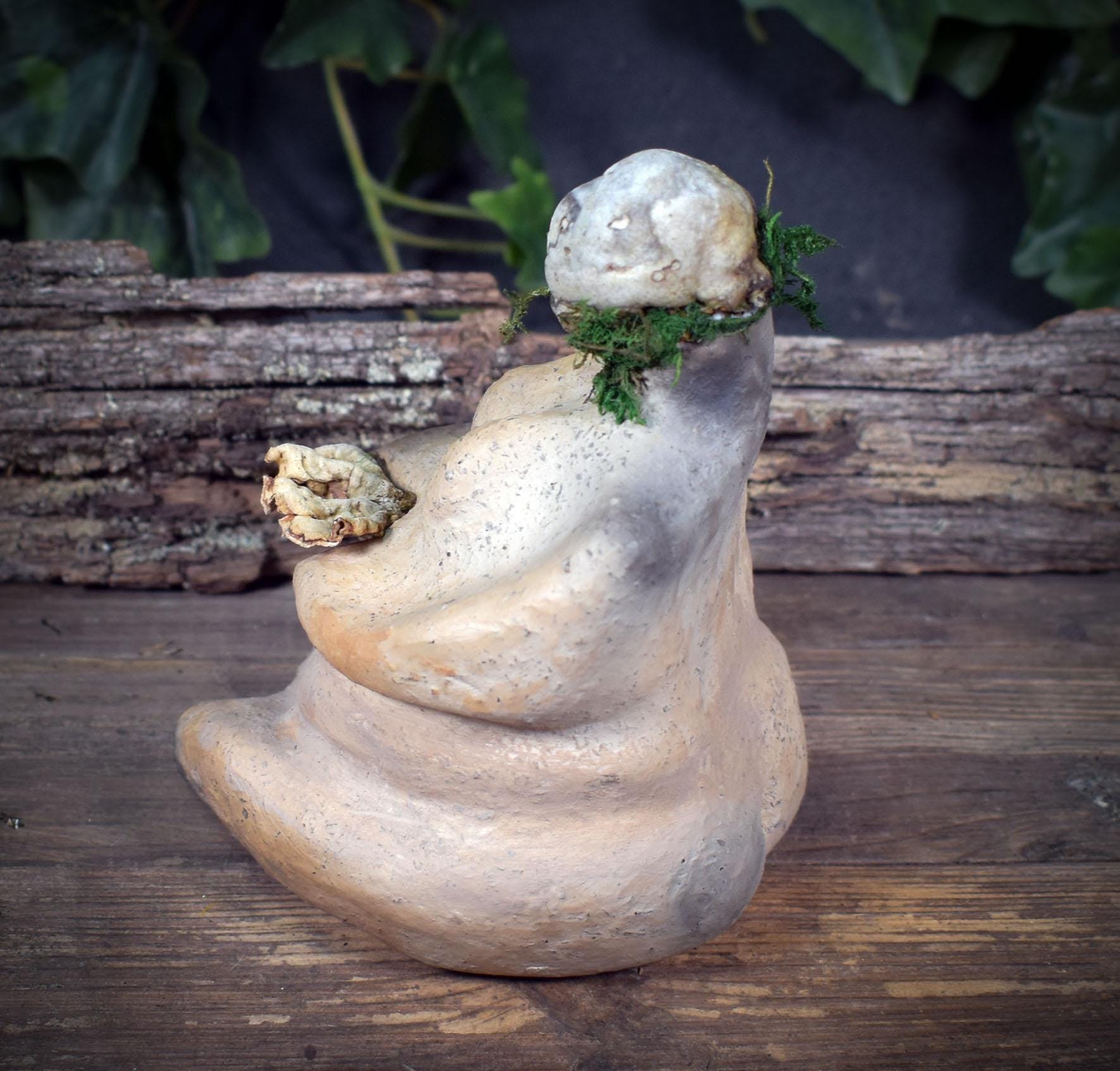 Hüterin des Waldes Skulptur, Archaische Frauenfigur aus Keramik mit Baumpilz, Spirituelle Erdgöttin, Handgefertigt & Naturverbunden