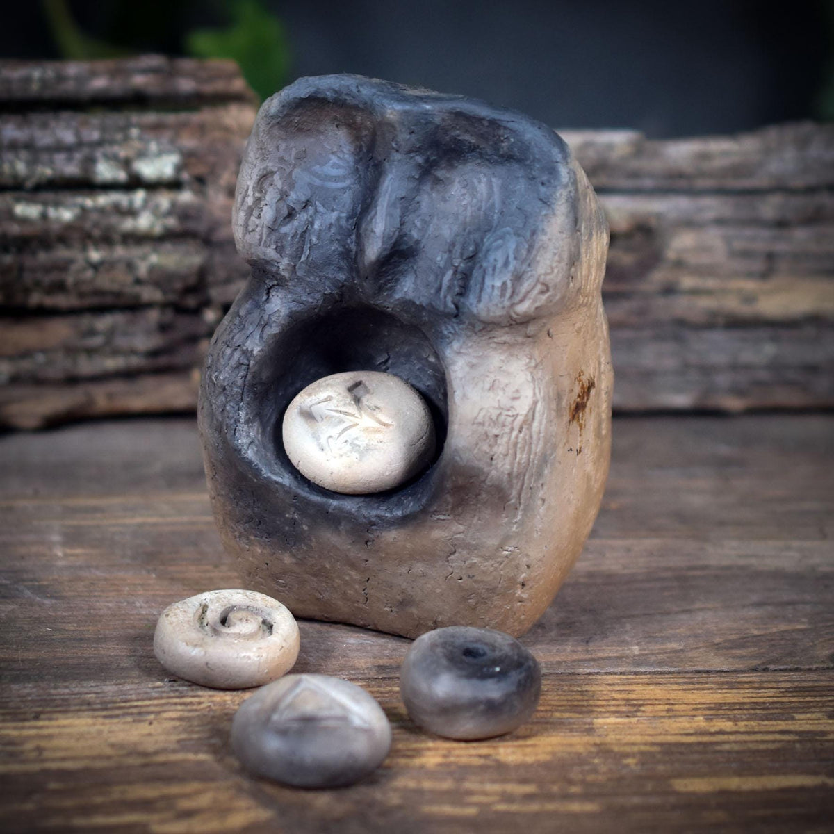 Ritualskulptur aus Rauchbrandton mit vier Symbolsteinen - SKU192