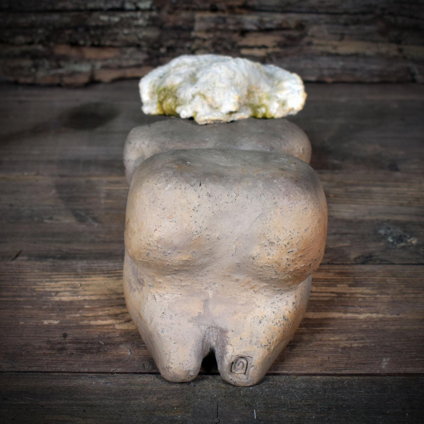 Hüterin der Stille, Archaische Frauenfigur aus Ton mit Baumpilz, Spirituelle Erdmutter Skulptur, Altarfigur, Handgefertigtes Unikat SKU257