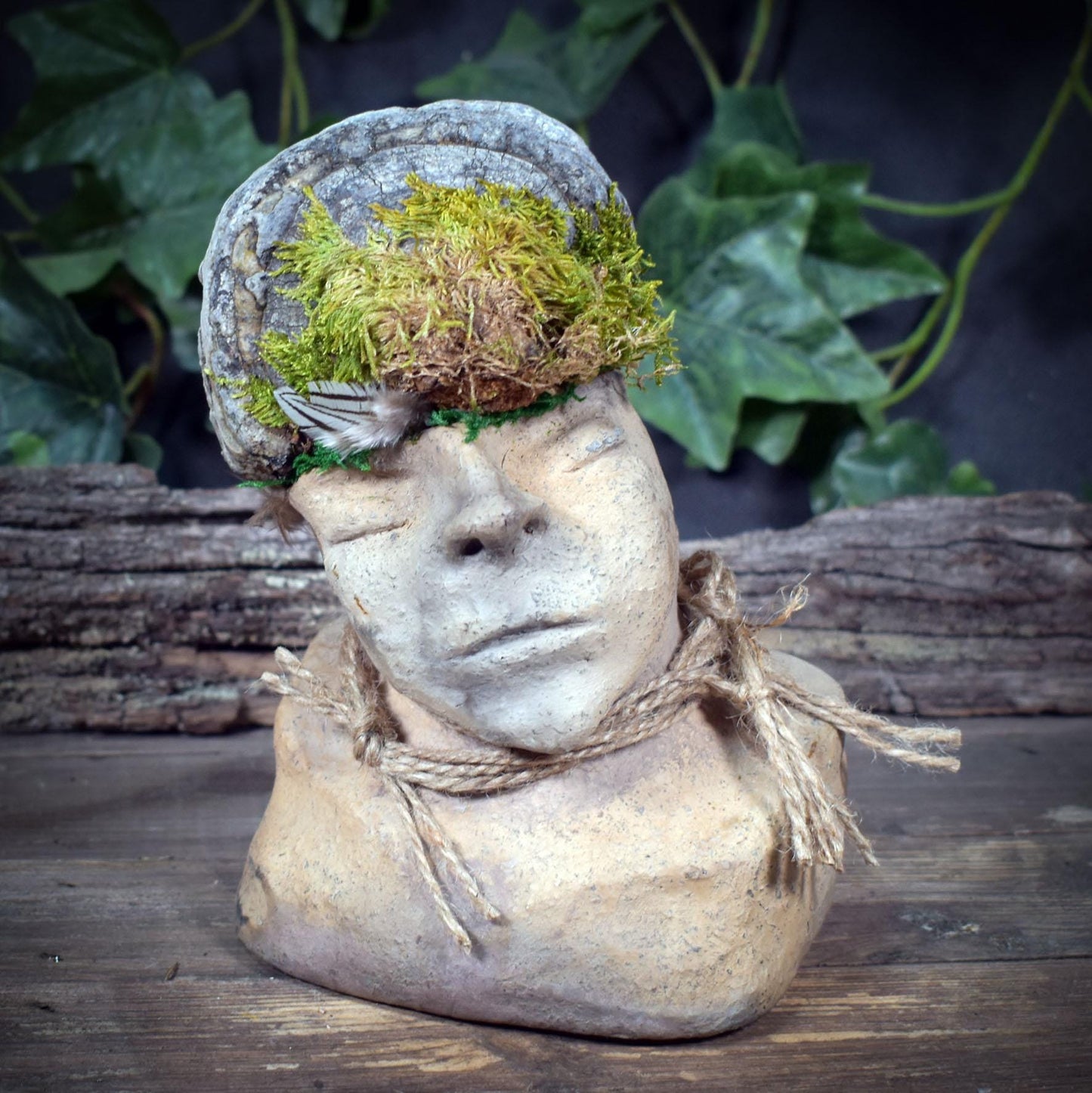 Waldgeist Skulptur, Archaische Büste aus Ton mit Baumpilz & Moos, Meditative Kopf-Figur, Spirituelle Kunst, Handgefertigtes Unikat
