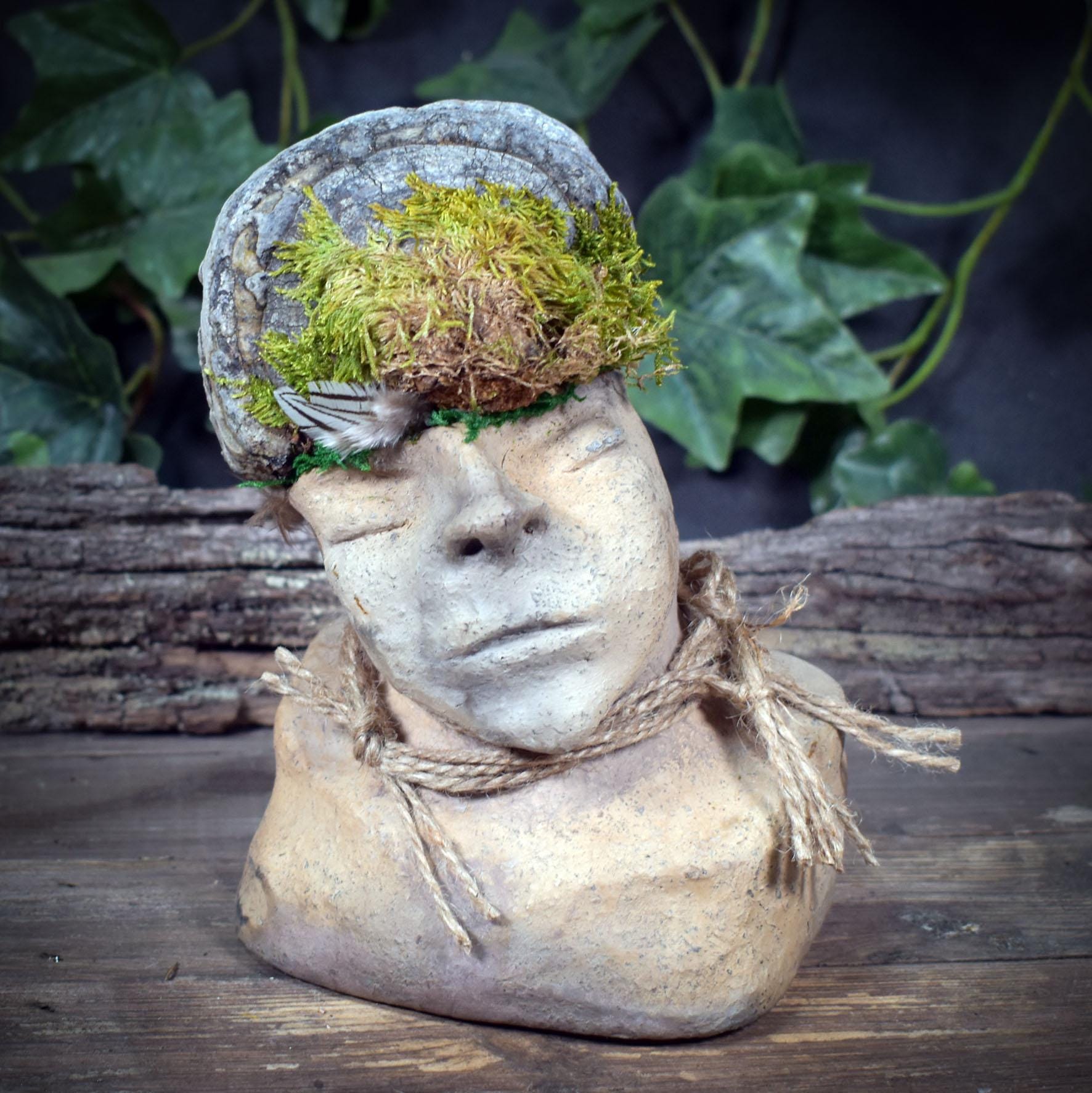 Waldgeist Skulptur, Archaische Büste aus Ton mit Baumpilz & Moos, Meditative Kopf-Figur, Spirituelle Kunst, Handgefertigtes Unikat