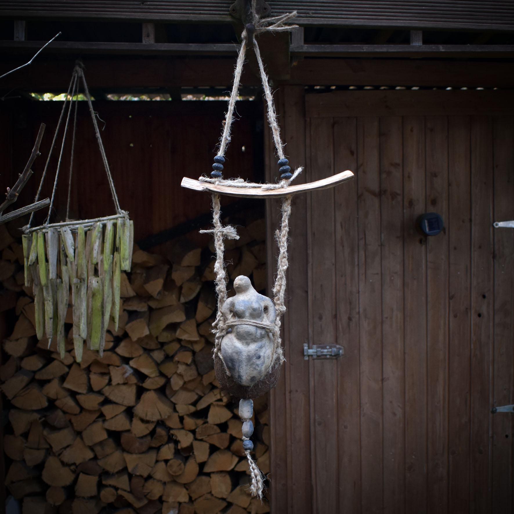 Hängende Erdgöttin Skulptur, Archaische Frauenfigur im Kokon, Spirituelles Mobile mit Naturmaterialien, Wanddeko Waldmagie, Unikat HEX040
