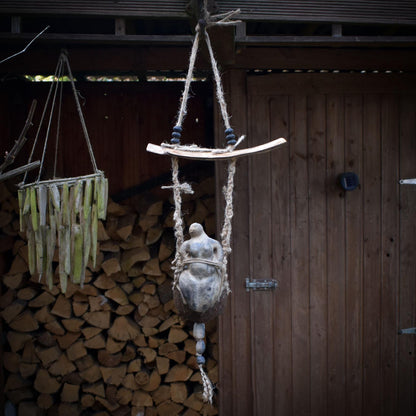 Hängende Erdgöttin Skulptur, Archaische Frauenfigur im Kokon, Spirituelles Mobile mit Naturmaterialien, Wanddeko Waldmagie, Unikat
