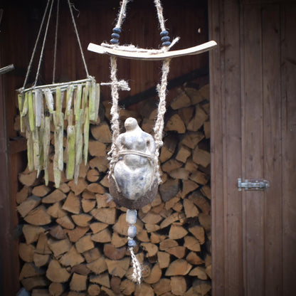 Hängende Erdgöttin Skulptur, Archaische Frauenfigur im Kokon, Spirituelles Mobile mit Naturmaterialien, Wanddeko Waldmagie, Unikat HEX040