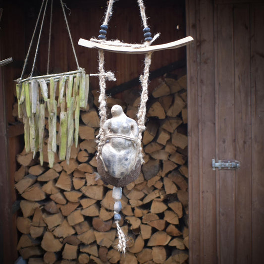 Hängende Erdgöttin Skulptur, Archaische Frauenfigur im Kokon, Spirituelles Mobile mit Naturmaterialien, Wanddeko Waldmagie, Unikat HEX040