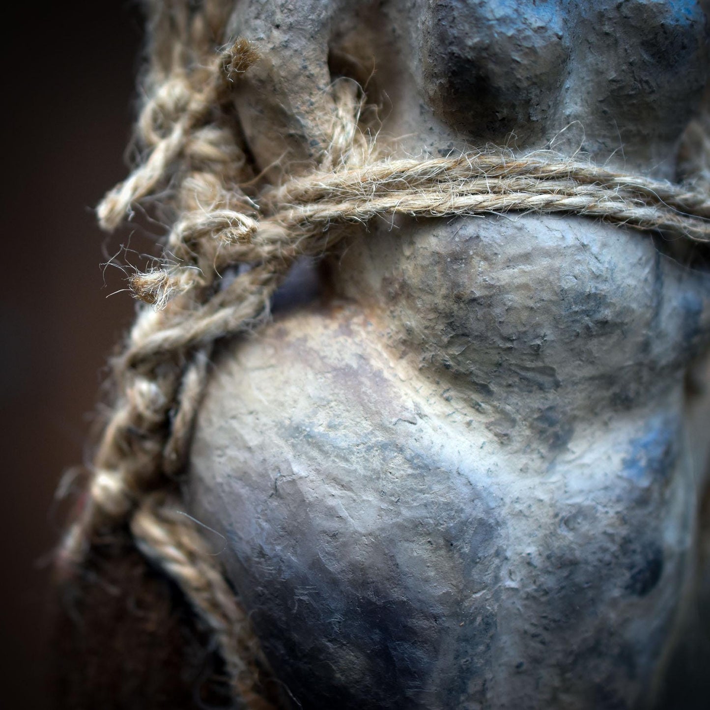 Hängende Erdgöttin Skulptur, Archaische Frauenfigur im Kokon, Spirituelles Mobile mit Naturmaterialien, Wanddeko Waldmagie, Unikat HEX040